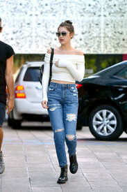 Bella-Hadid-in-Ripped-Jeans--08.jpg