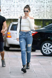Bella-Hadid-in-Ripped-Jeans--09.jpg
