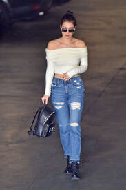 Bella-Hadid-in-Ripped-Jeans--11.jpg