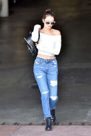 Bella-Hadid-in-Ripped-Jeans--13.jpg