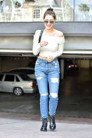 Bella-Hadid-in-Ripped-Jeans--15.jpg