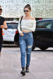 Bella-Hadid-in-Ripped-Jeans--18.jpg