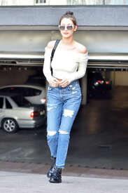 Bella-Hadid-in-Ripped-Jeans--19.jpg