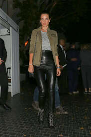 Alessandra-Ambrosio-in-Leather--05.jpg