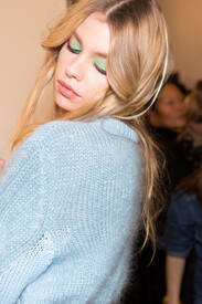 Fendi Fall 2016 Backstage xDEixns3Xcjx.jpg