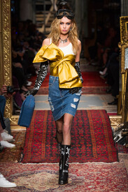 Moschino Fall 2016 52v2bujJJ-ax.jpg