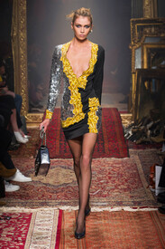 Moschino Fall 2016 cssrrRZXzKvx.jpg