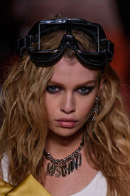 Moschino Fall 2016 Details _18KCtQe9n-x.jpg