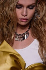 Moschino Fall 2016 Details OrF050KUvjnx.jpg