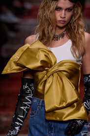 Moschino Fall 2016 Details VO4Y_IedjbAx.jpg