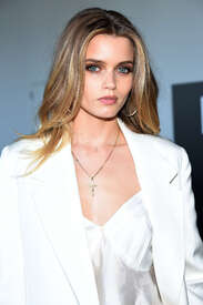 Abbey-Lee-Kershaw--Calvin-Klein-2016-Fashion-Show--23.jpg