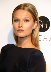 Toni Garrn.jpg