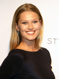 Toni Garrn_06.jpg