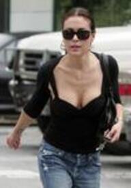 th_Alyssa_Milano_In_Hollywood_cleavage_05.jpg