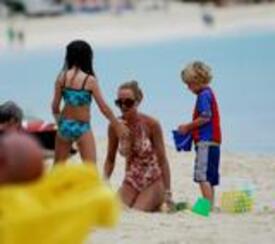 th_Celebutopia_Uma_Thurman_on_holiday_in_the_Caribbean_01.jpg