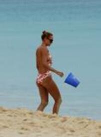 th_Celebutopia_Uma_Thurman_on_holiday_in_the_Caribbean_09.jpg