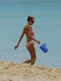 th_Celebutopia_Uma_Thurman_on_holiday_in_the_Caribbean_35.jpg