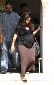 halle-berry-belly-3148-16.jpg