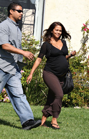 halle-berry-belly-3148-15.jpg