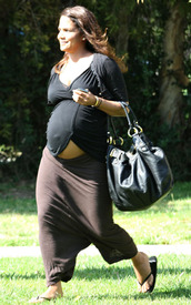 halle-berry-belly-3148-13.jpg