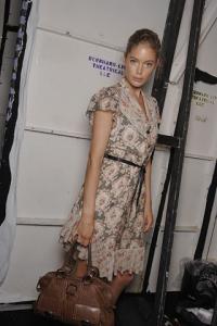 Doutzen_Kroes_at_the_backstage_of_Anna_Sui_ss_2006_fashion_show.jpg
