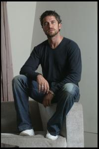 Gerard_Butler___Martin_Pope_Photoshoot_12lj_hireshotties.jpg