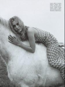 kate_Vogue_IT_96_unastoria_byJuergenTeller_yculblog6.jpg