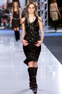 anne_Chanel_Fall_2002_Ready_to_Wear.jpg