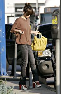 Rachel_Bilson_West_Hollywood___29_February_2008_1.jpg