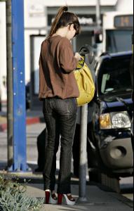 Rachel_Bilson_West_Hollywood___29_February_2008_4.jpg