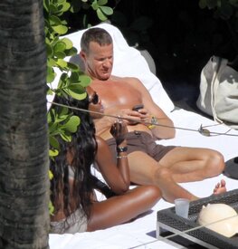 Celebutopia-Naomi_Campbell_in_bikini_in_Miami-02.jpg