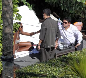 Celebutopia-Naomi_Campbell_in_bikini_in_Miami-03.jpg
