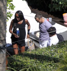 Celebutopia-Naomi_Campbell_in_bikini_in_Miami-06.jpg
