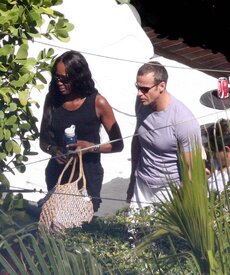 Celebutopia-Naomi_Campbell_in_bikini_in_Miami-10.jpg