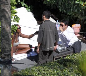 Celebutopia-Naomi_Campbell_in_bikini_in_Miami-11.jpg