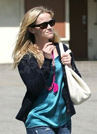 FP_2009198_Reese_Witherspoon_in_Brentwood_Ca_Visiting_A_Skin_Clinicwtmk.preview.jpg