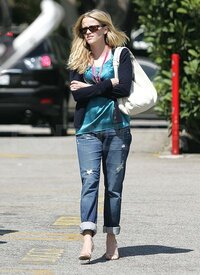 FP_2009158_Reese_Witherspoon_in_Brentwood_Ca_Visiting_A_Skin_Clinicwtmk.preview.jpg