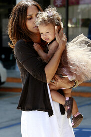 Halle_Berry_and_her_daughter_06.jpg