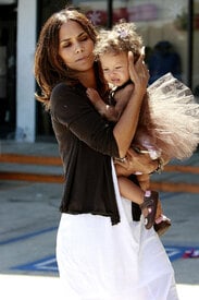 Halle_Berry_and_her_daughter_07.jpg