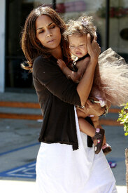 Halle_Berry_and_her_daughter_08.jpg