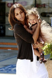 Halle_Berry_and_her_daughter_09.jpg