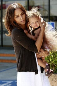 Halle_Berry_and_her_daughter_10.jpg