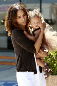 Halle_Berry_and_her_daughter_11.jpg