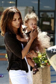 Halle_Berry_and_her_daughter_13.jpg