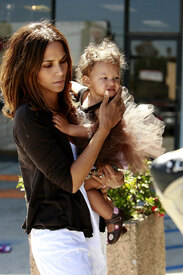 Halle_Berry_and_her_daughter_13.jpg