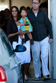 Halle_Berry_and_her_daughter_14.jpg