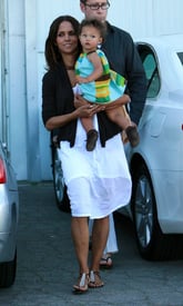 Halle_Berry_and_her_daughter_15.jpg