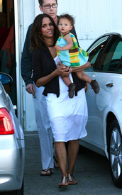 Halle_Berry_and_her_daughter_16.jpg