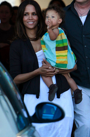Halle_Berry_and_her_daughter_18.jpg