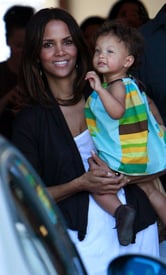 Halle_Berry_and_her_daughter_20.jpg